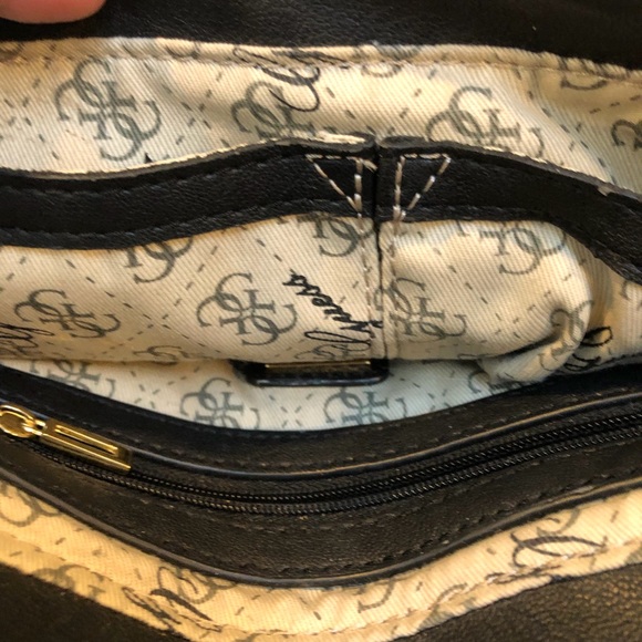 Guess women’s Shoulder Bag.  black.  Gold studs  Chain Strap - Picture 11 of 12